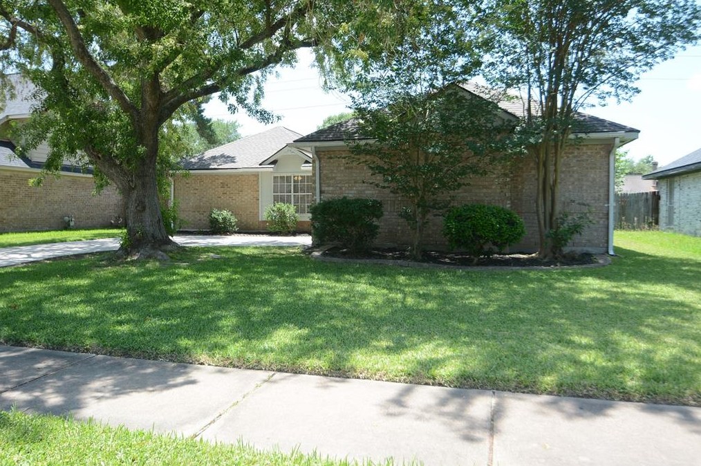 11935 Steamboat Springs Dr, Houston TX  77067-1042 exterior