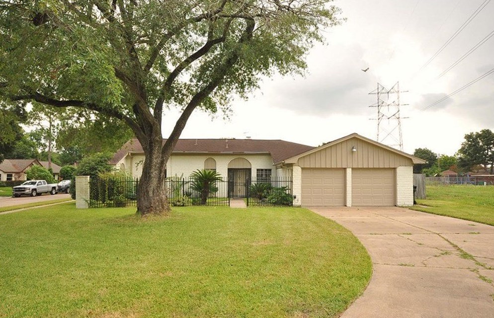 9323 Twin Hills Dr, Houston TX  77031-1011 exterior