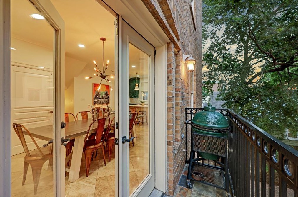 608 Sabine St, Houston TX  77007-8327 exterior