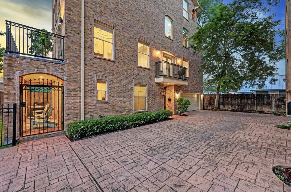 608 Sabine St, Houston TX  77007-8327 exterior