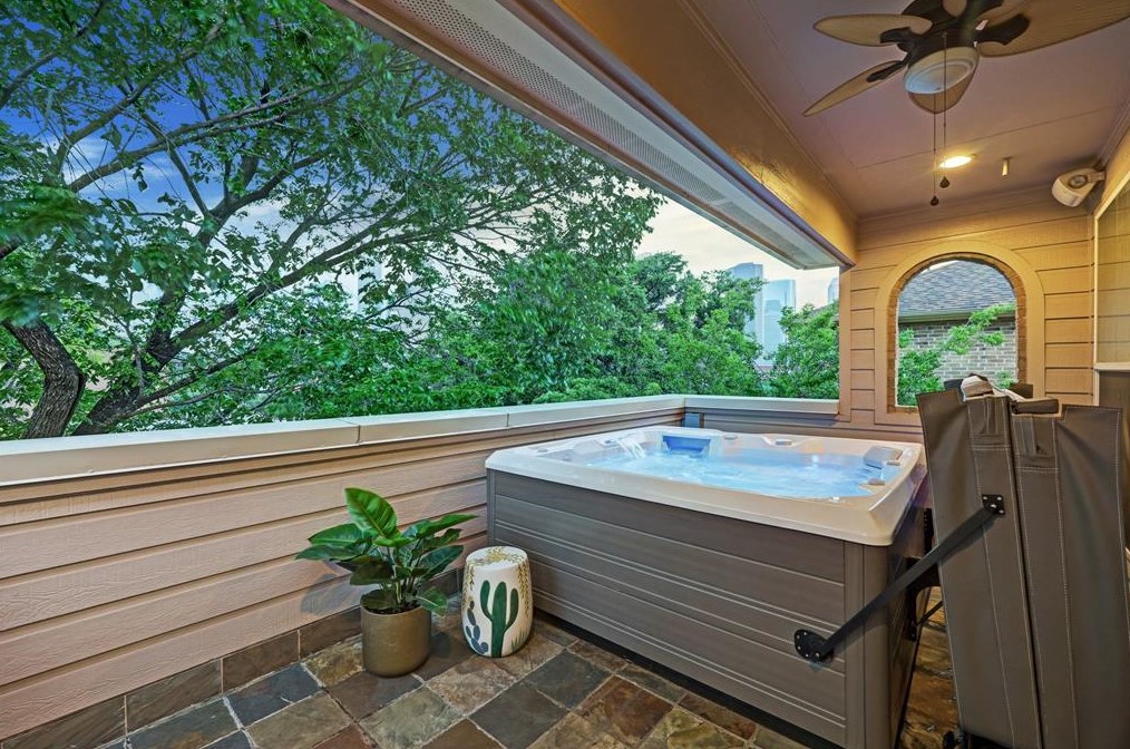 608 Sabine St, Houston TX  77007-8327 exterior