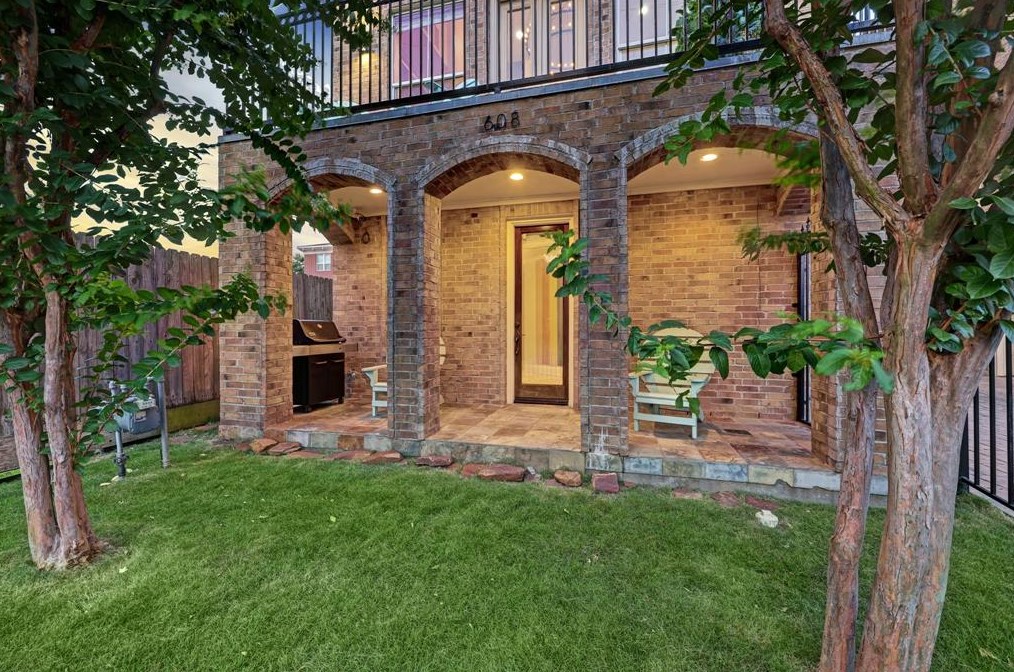 608 Sabine St, Houston TX  77007-8327 exterior