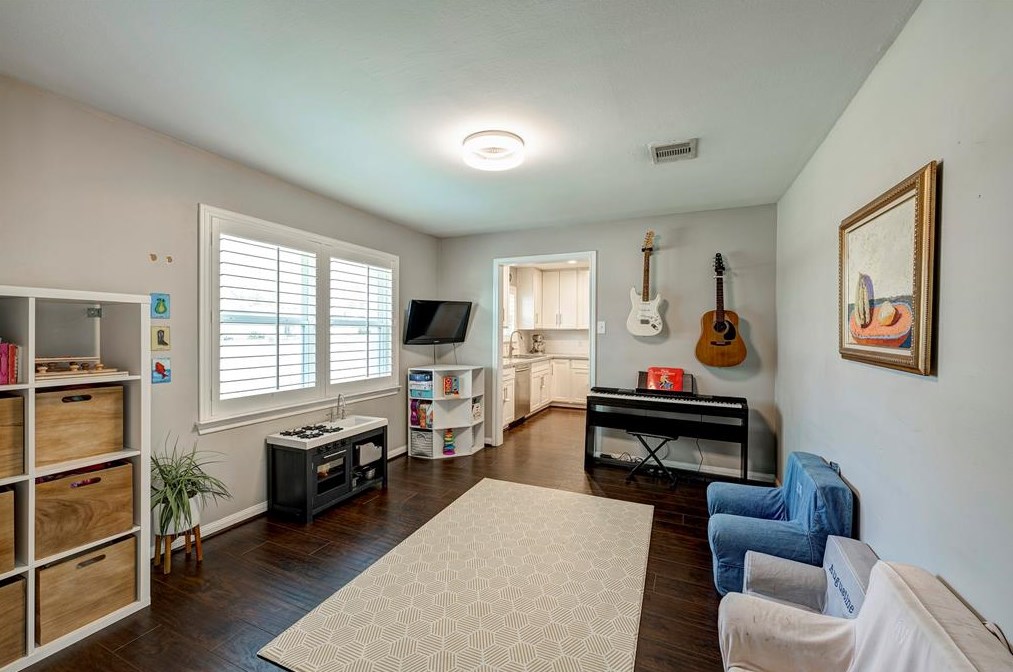 1318 Spillers Ln, Houston TX  77043-4136 exterior