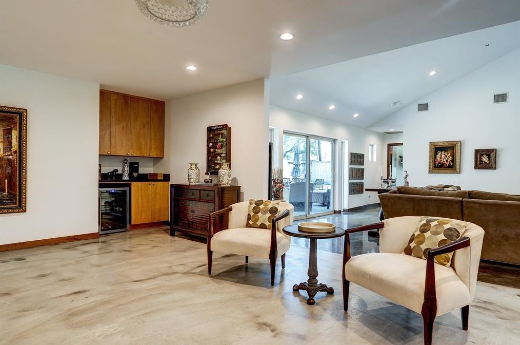 5643 Terwilliger Way, Houston TX  77056-2606 exterior