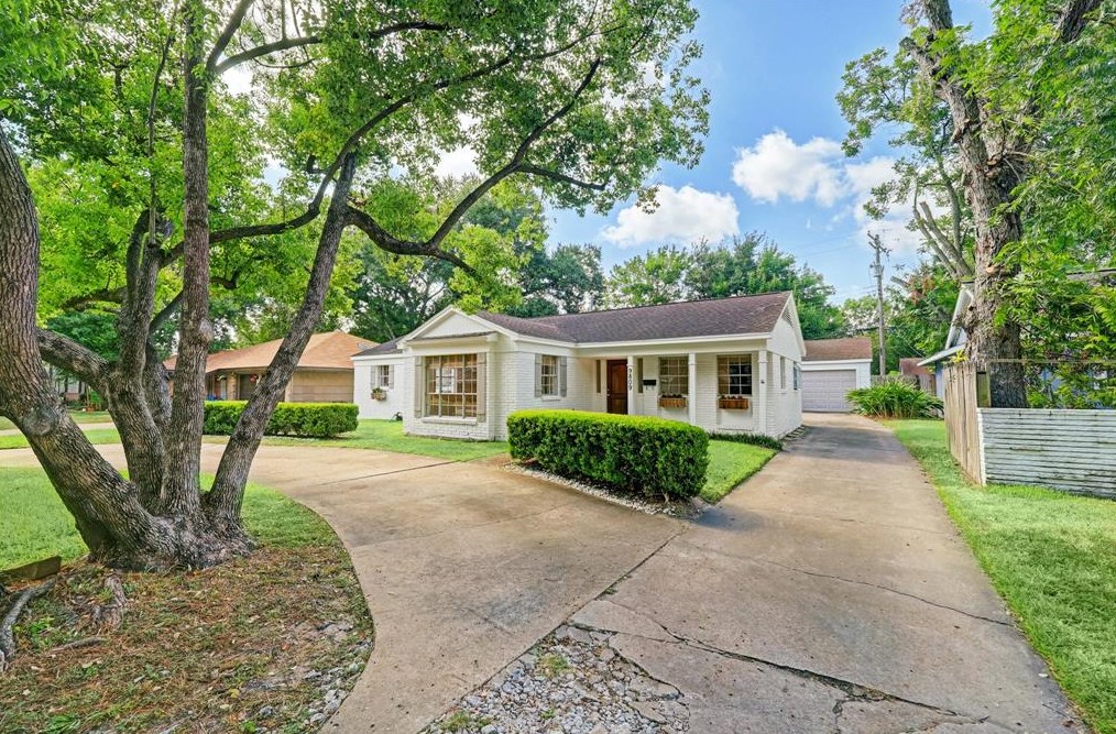 9809 Cedardale Dr, Houston TX  77055-6111 exterior