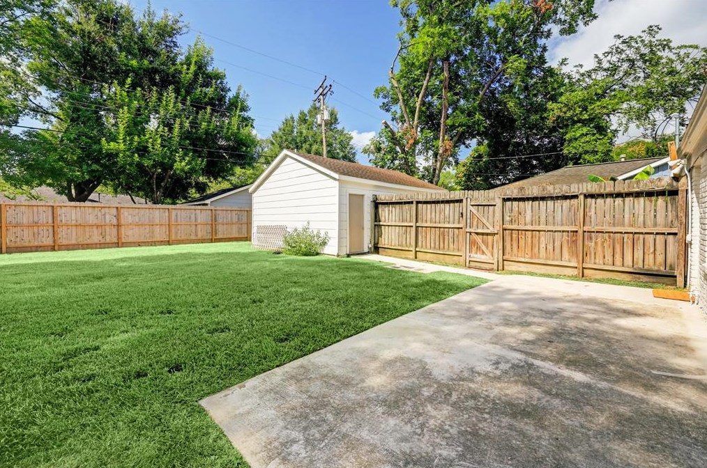 9809 Cedardale, Houston TX  77055-6026 exterior