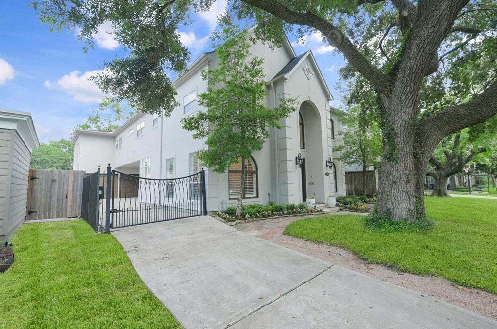 3724 Wroxton Rd, Houston TX  77005-2034 exterior