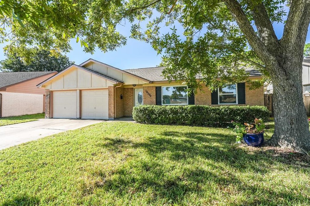 16302 Thunderbay Dr, Houston TX  77062-5111 exterior