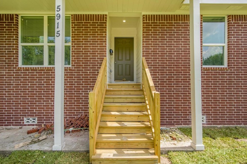 5915 Ludington Dr, Houston TX  77035-4154 exterior