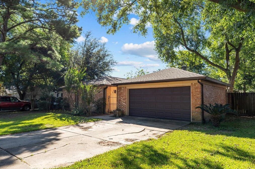 15806 Mills Point Dr, Houston TX  77059-5212 exterior