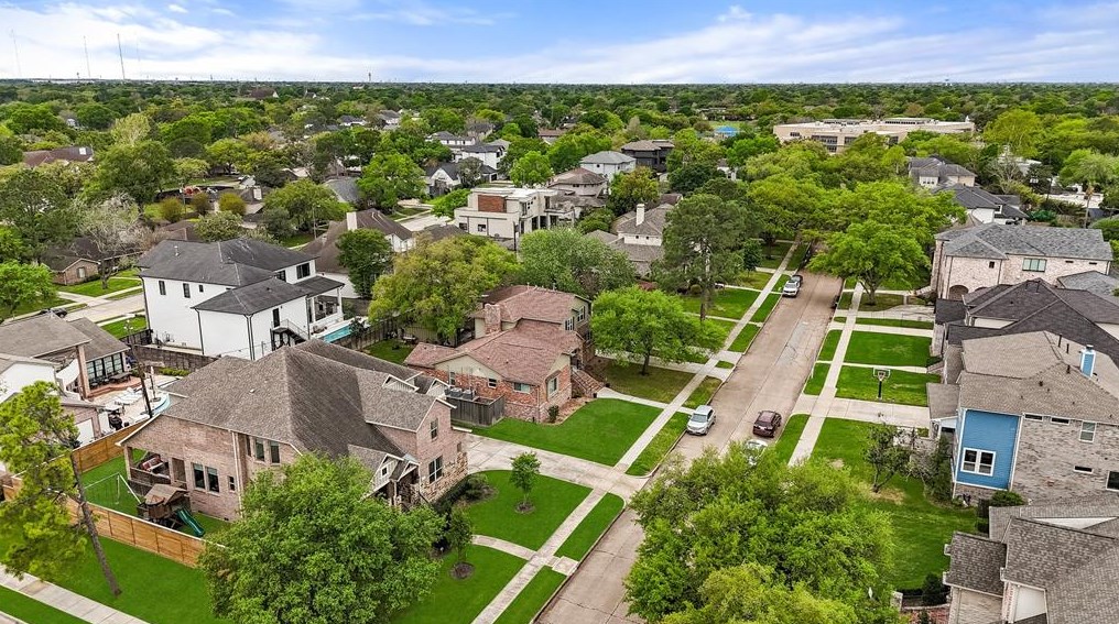 4955 Valkeith Dr, Houston TX  77096-4234 exterior