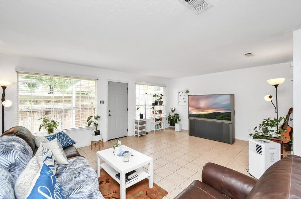 5764 Maple Hl, Houston TX 77088-6727 exterior