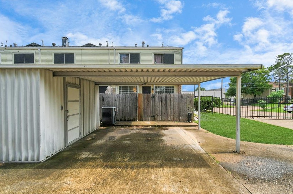 5764 Maple Hl, Houston TX 77088-6727 exterior