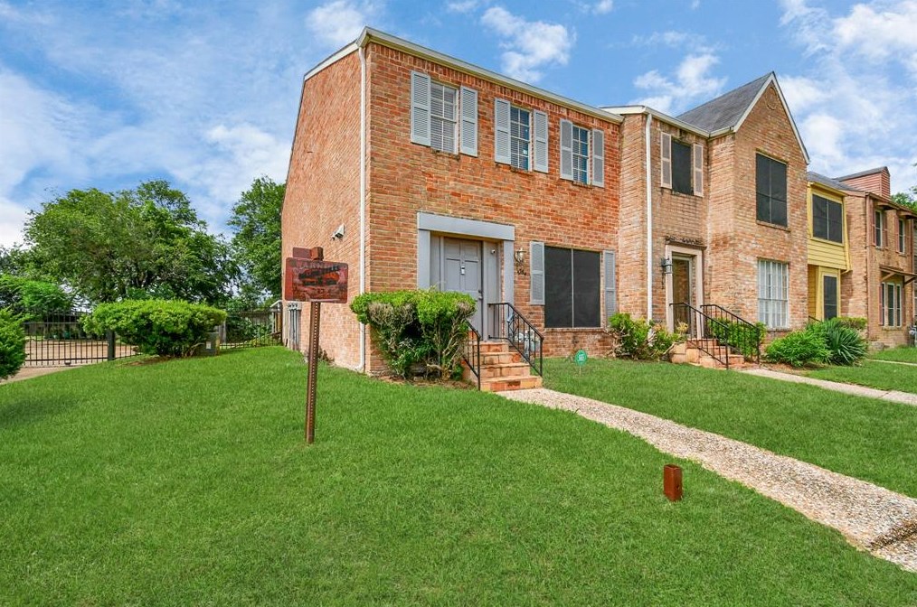 5764 Maple Hl, Houston TX 77088-6727 exterior