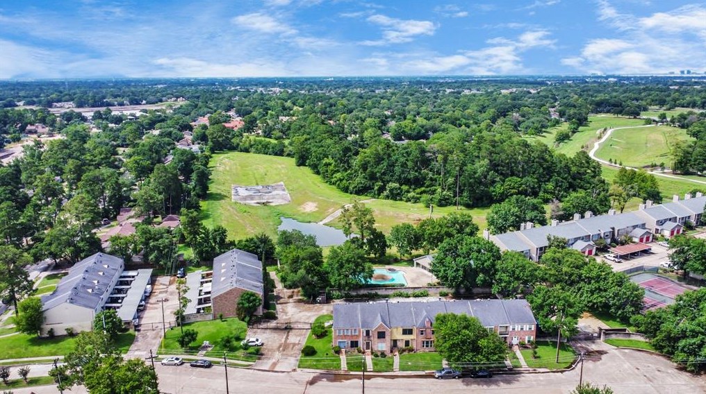 5764 Maple Hl, Houston TX 77088-6727 exterior