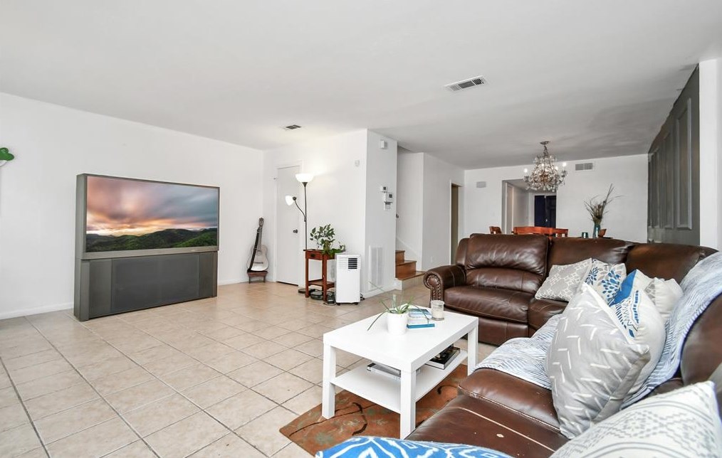 5764 Maple Hl, Houston TX 77088-6727 exterior