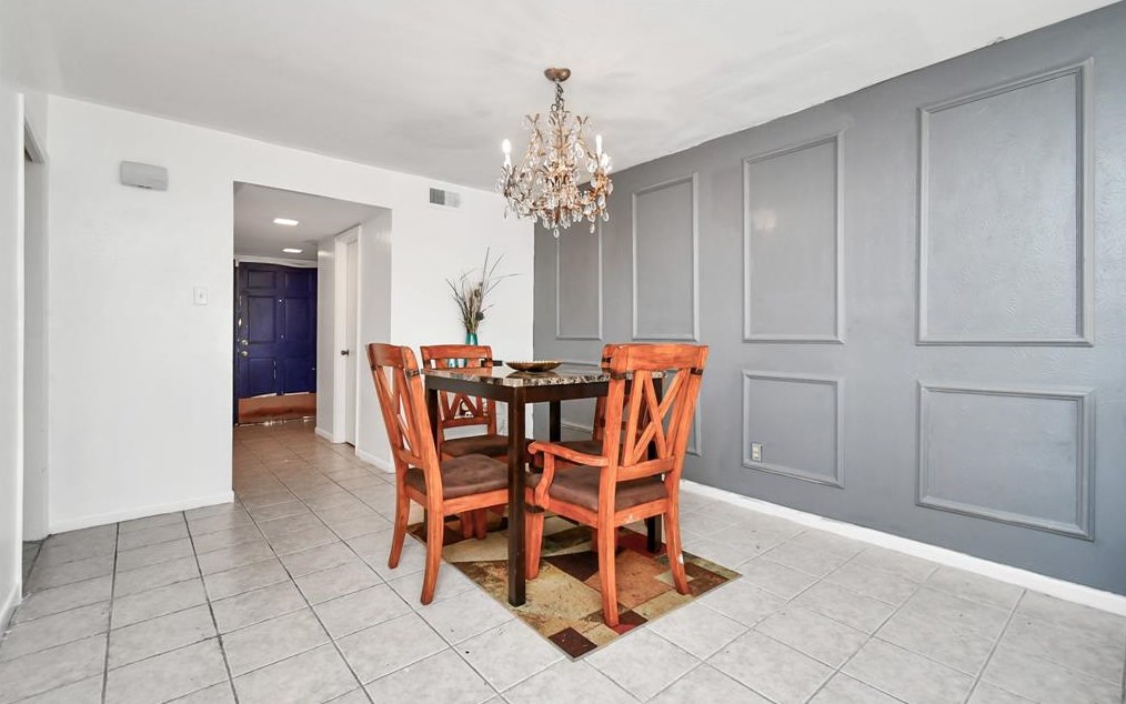 5764 Maple Hl, Houston TX 77088-6727 exterior