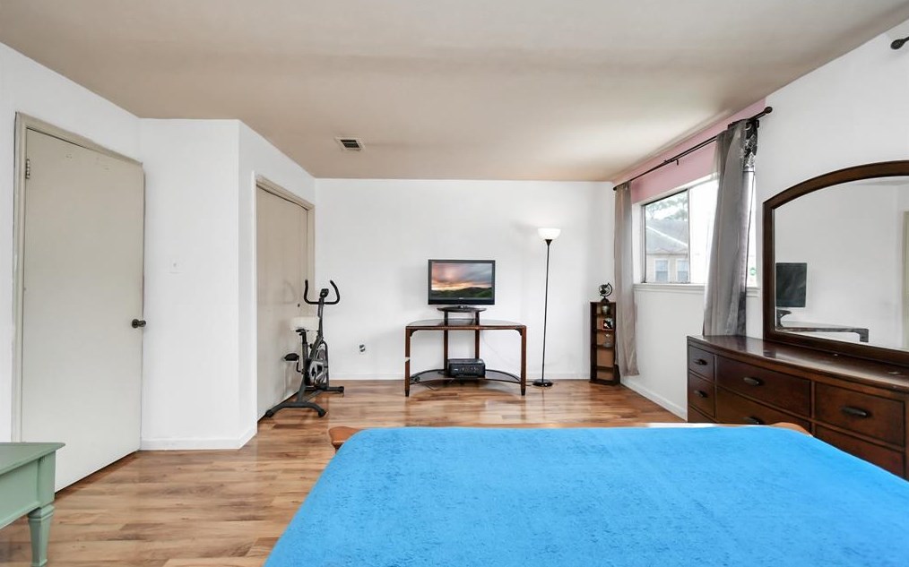 5764 Maple Hl, Houston TX 77088-6727 exterior