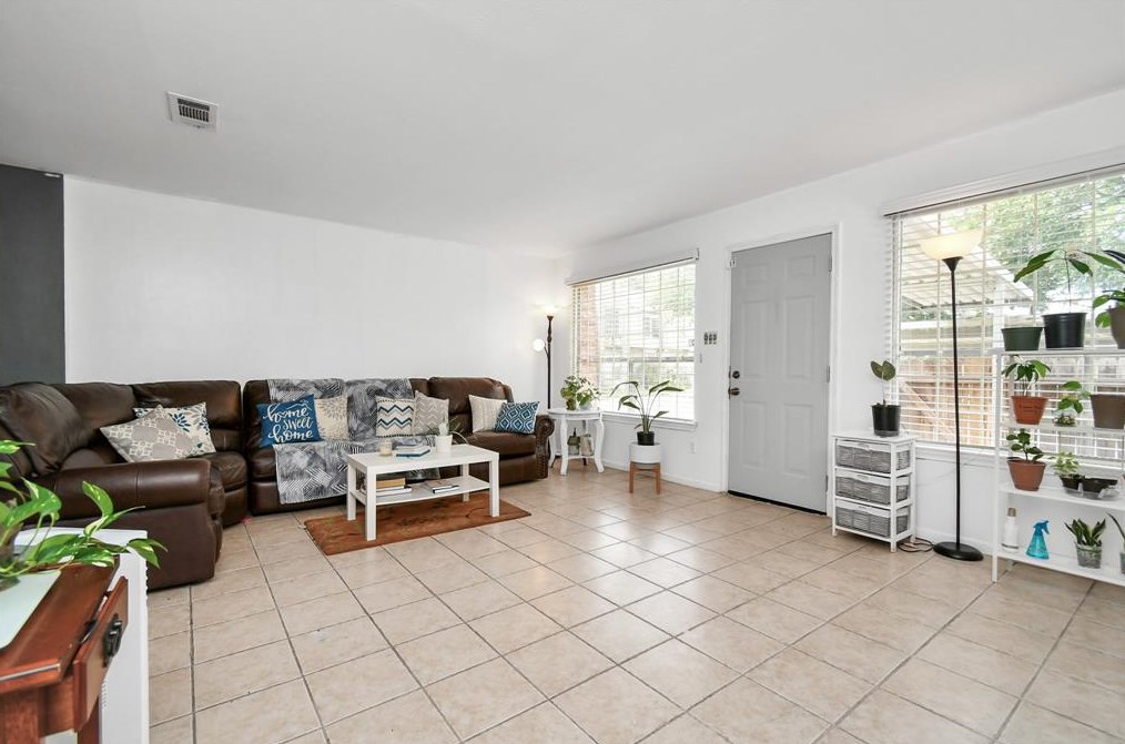 5764 Maple Hl, Houston TX 77088-6727 exterior