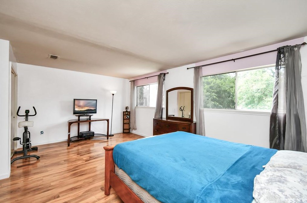 5764 Maple Hl, Houston TX 77088-6727 exterior