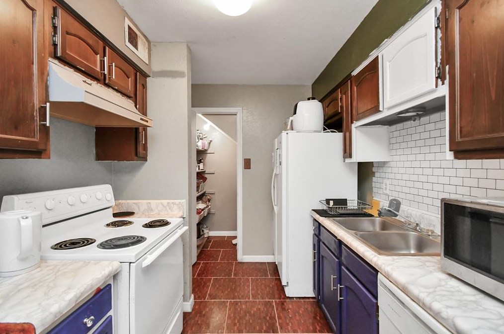 5764 Maple Hl, Houston TX 77088-6727 exterior