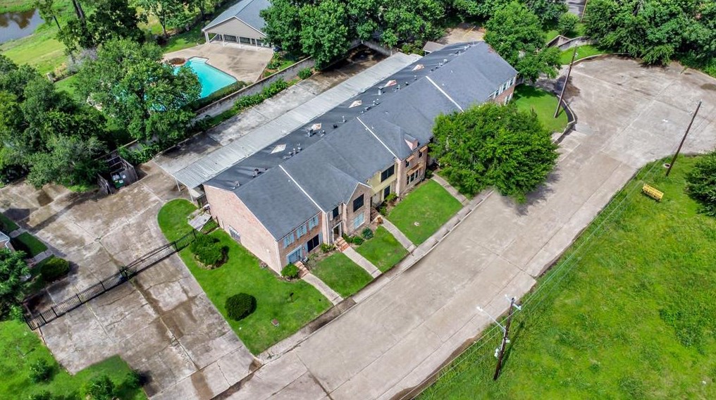 5764 Maple Hl, Houston TX 77088-6727 exterior