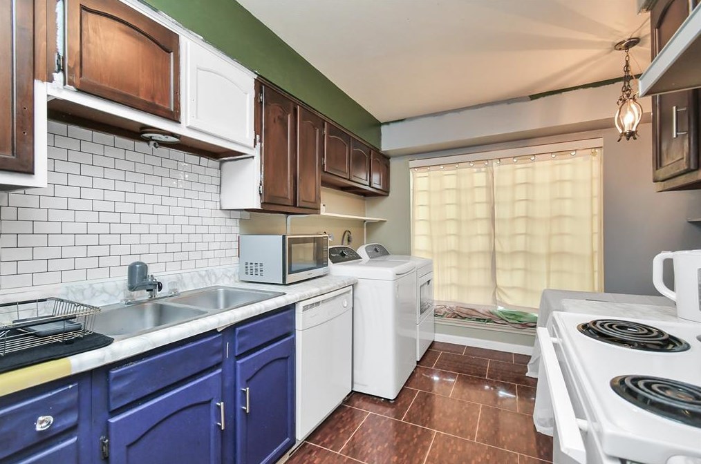 5764 Maple Hl, Houston TX 77088-6727 exterior