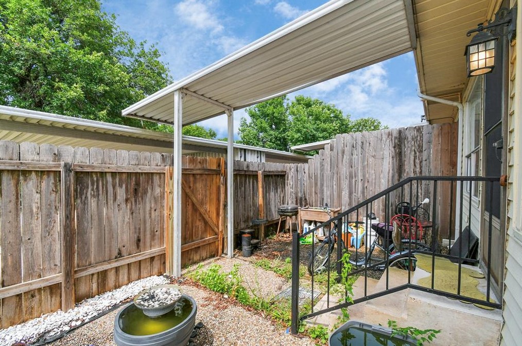 5764 Maple Hl, Houston TX 77088-6727 exterior