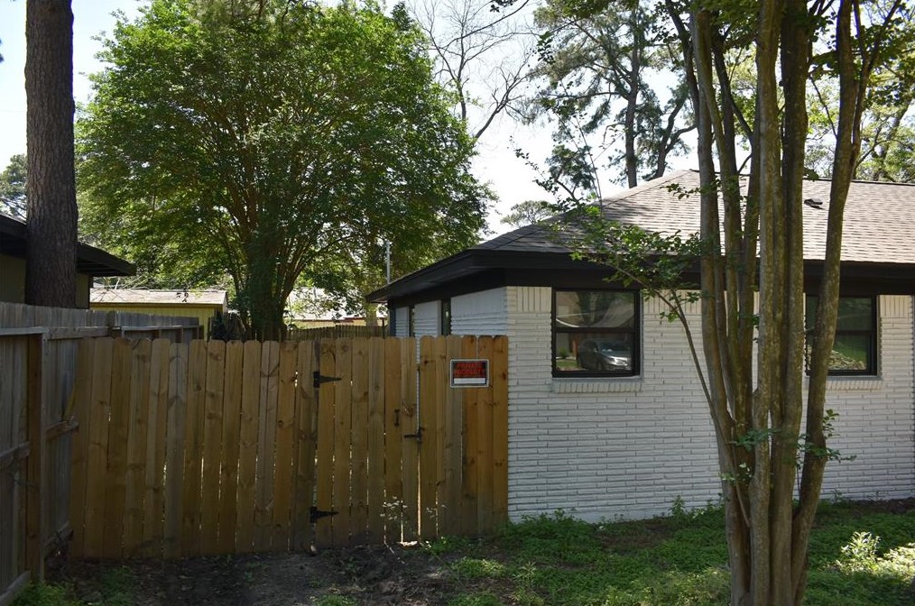 10303 Eddystone Dr, Houston TX  77043-3326 exterior