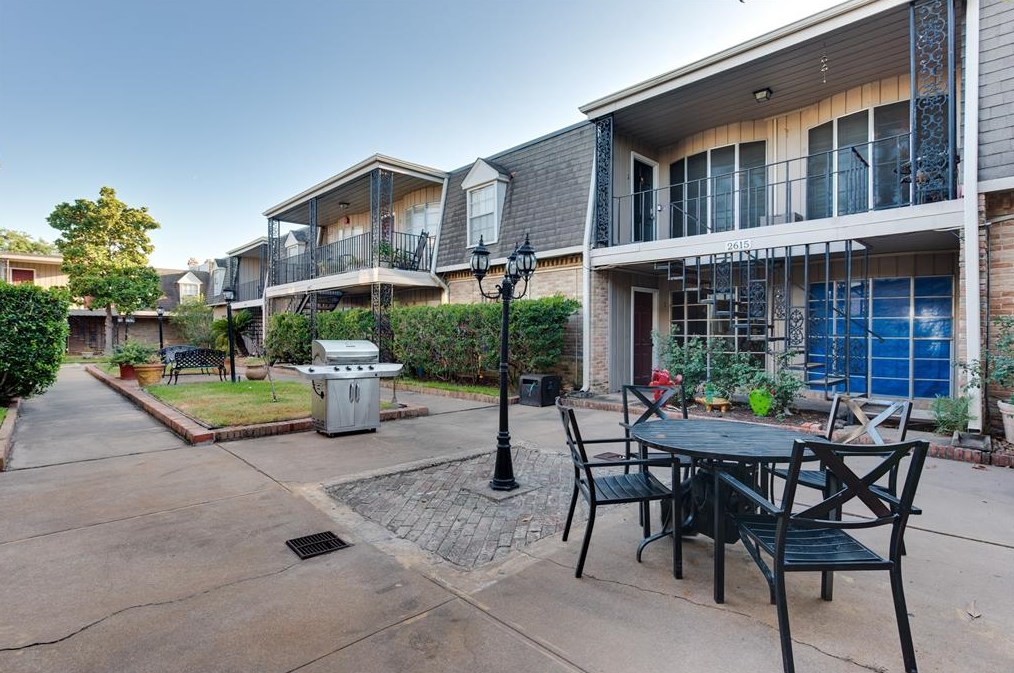 2621 Marilee Ln, Houston TX  77057-4272 exterior