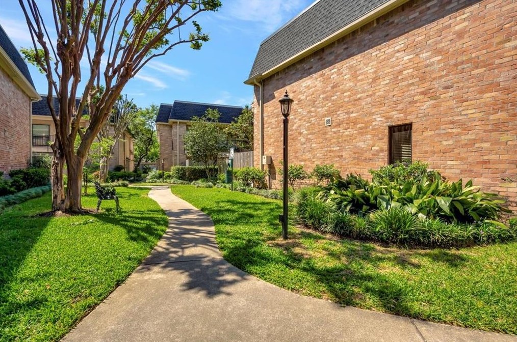 1601 Shepherd Dr, Houston TX  77007-3460 exterior