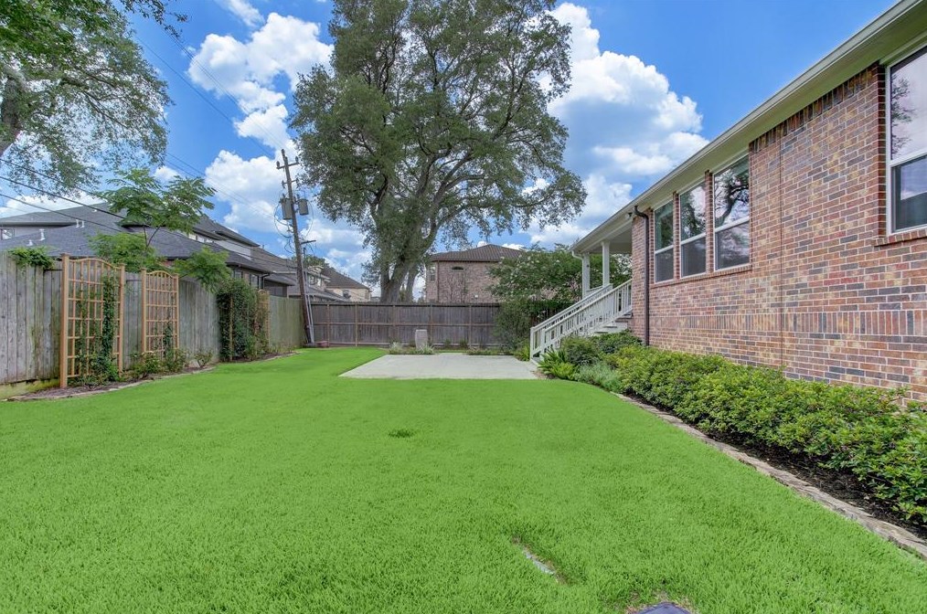 4935 Glenmeadow Dr, Houston TX  77096-4209 exterior