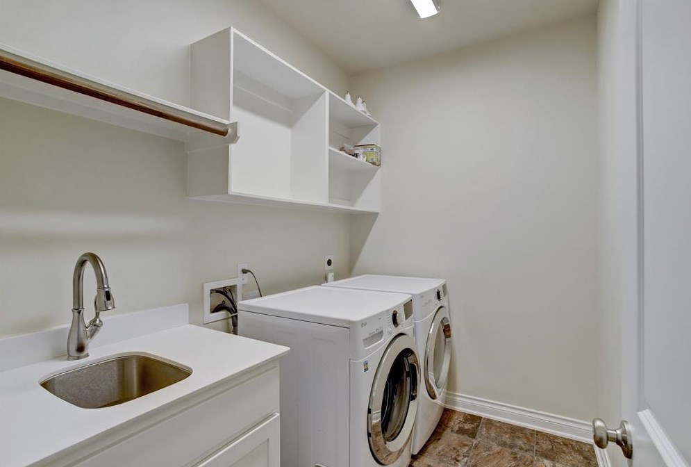 4935 Glenmeadow Dr, Houston TX  77096-4209 exterior