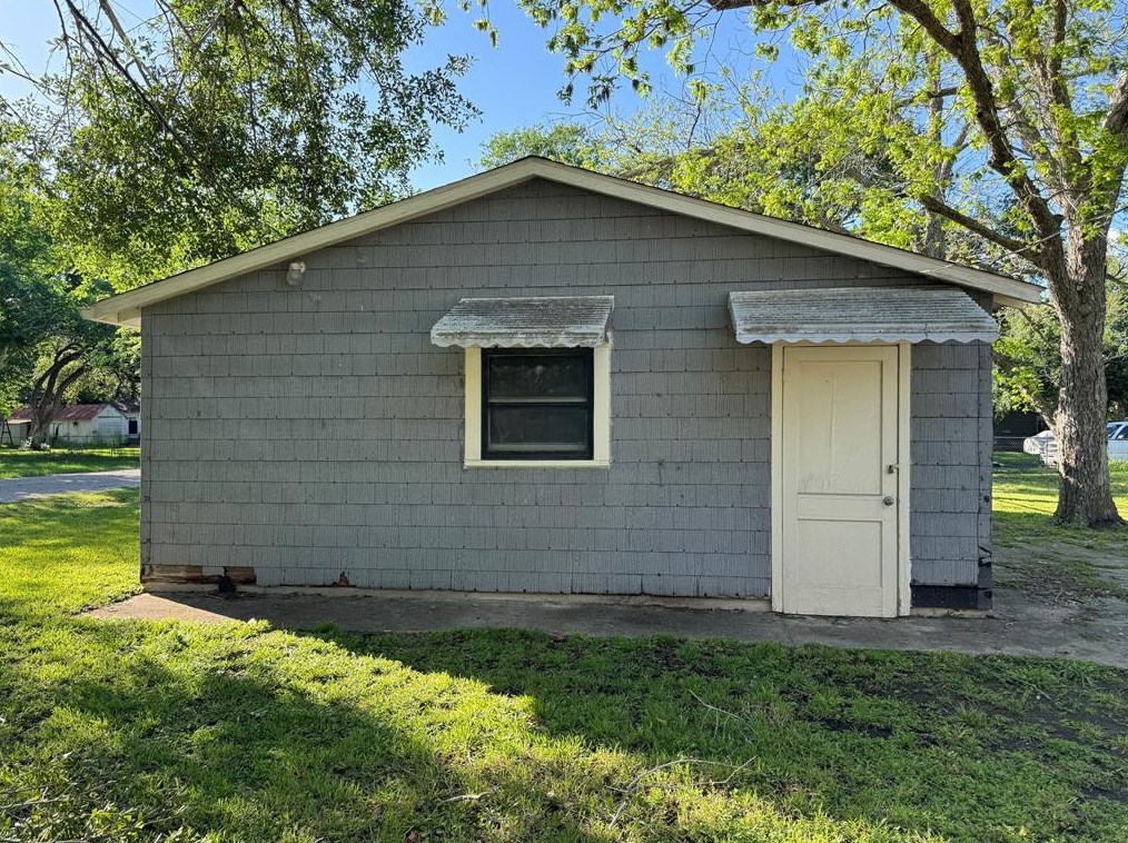 801 Hayden St, Jones Creek TX  77437-3618 exterior