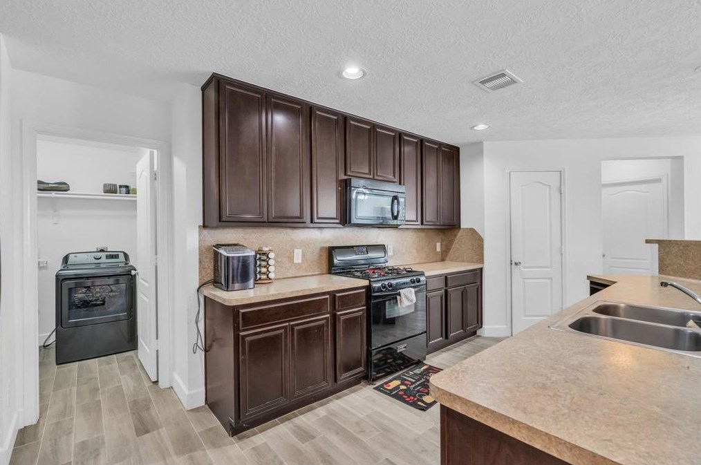 16623 Burnell Oaks Ln, Houston TX  77090-5241 exterior