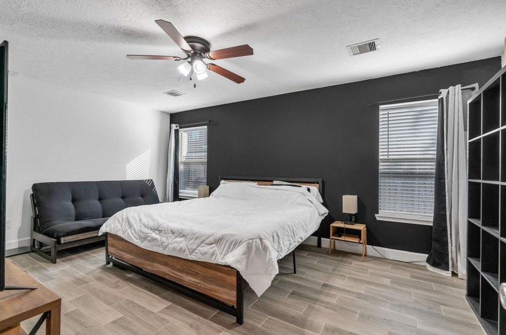 16623 Burnell Oaks Ln, Houston TX  77090-5241 exterior