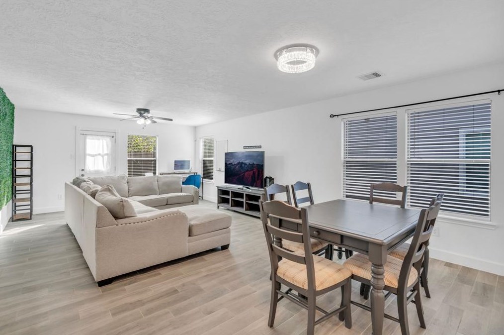 16623 Burnell Oaks Ln, Houston TX  77090-5241 exterior