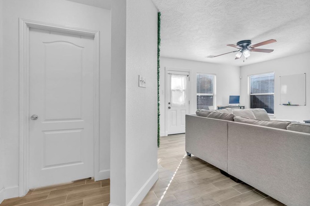 16623 Burnell Oaks Ln, Houston TX  77090-5241 exterior