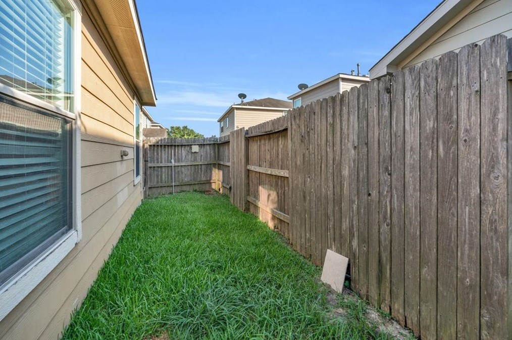 16623 Burnell Oaks Ln, Houston TX  77090-5241 exterior