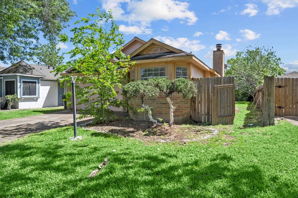 5723 Lycomb Dr, Houston TX  77053-3574 exterior