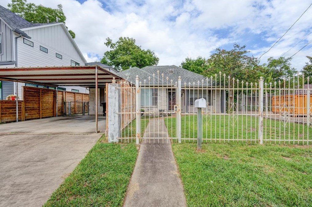 1109 Moody St, Houston TX  77009-2144 exterior