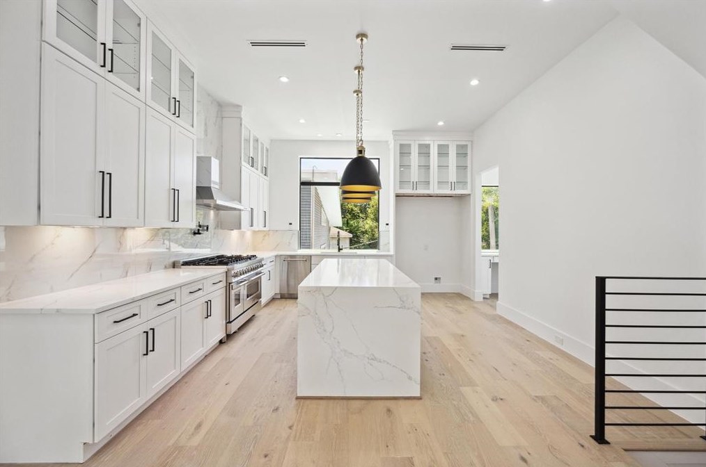 209 10 1/2, Houston TX 77008-7198 exterior