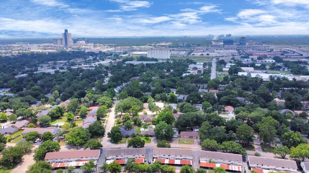 10632 Hazelhurst Dr, Houston TX  77043-3218 exterior