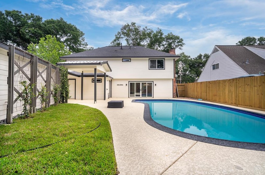 5055 Fallen Oaks Dr, Houston TX  77091-5210 exterior
