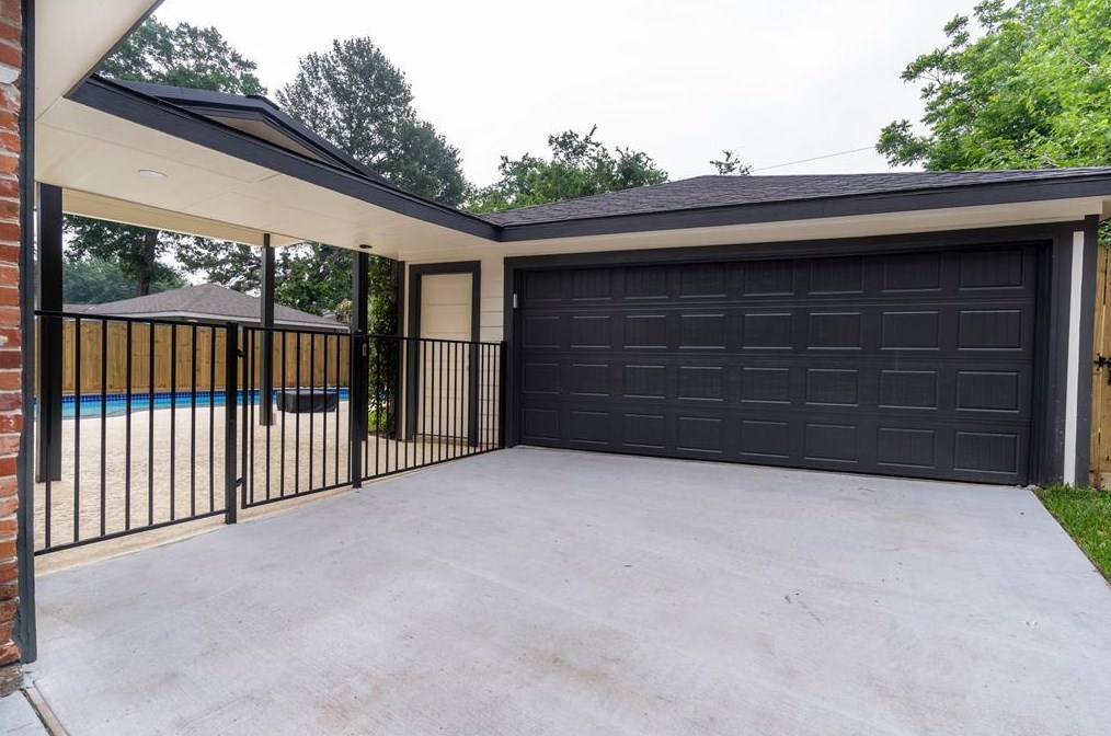 5055 Fallen Oaks Dr, Houston TX  77091-5210 exterior
