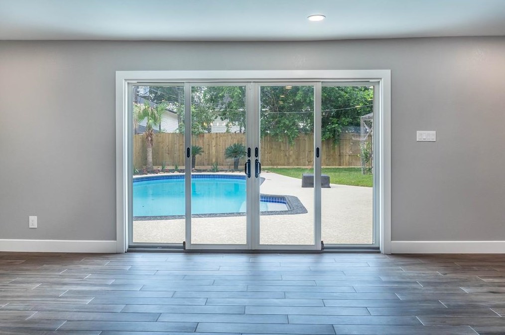 5055 Fallen Oaks Dr, Houston TX  77091-5210 exterior
