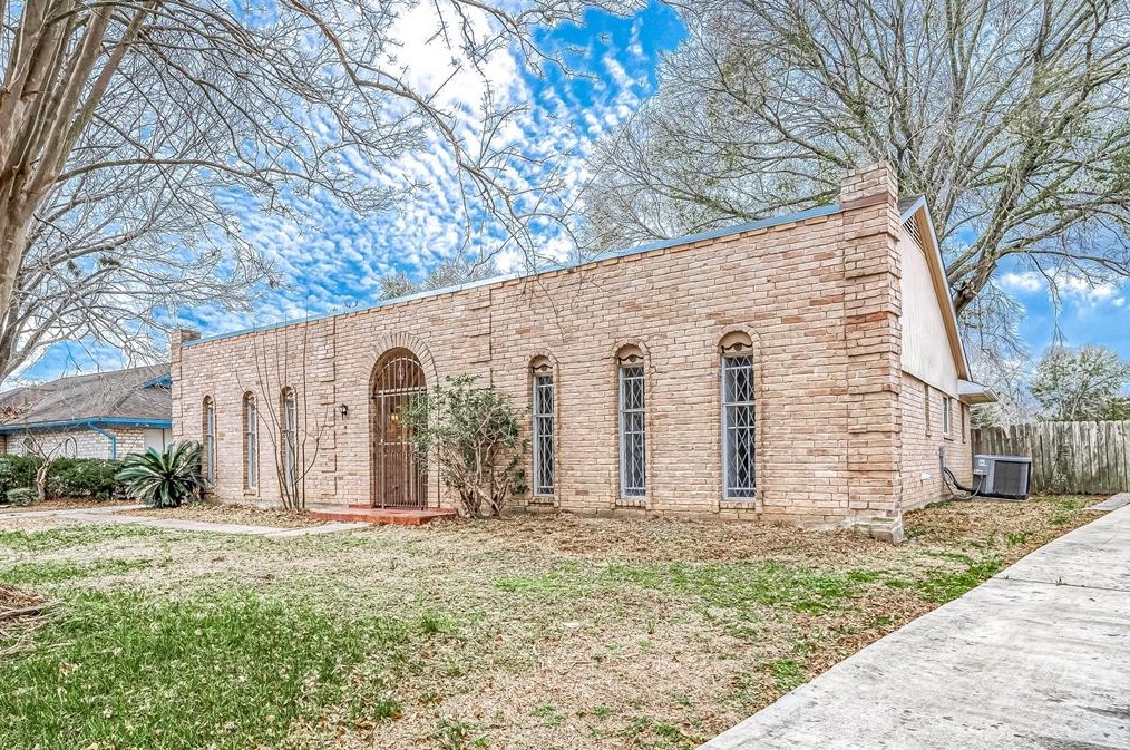 11807 Bandlon Dr, Houston TX  77072-1809 exterior