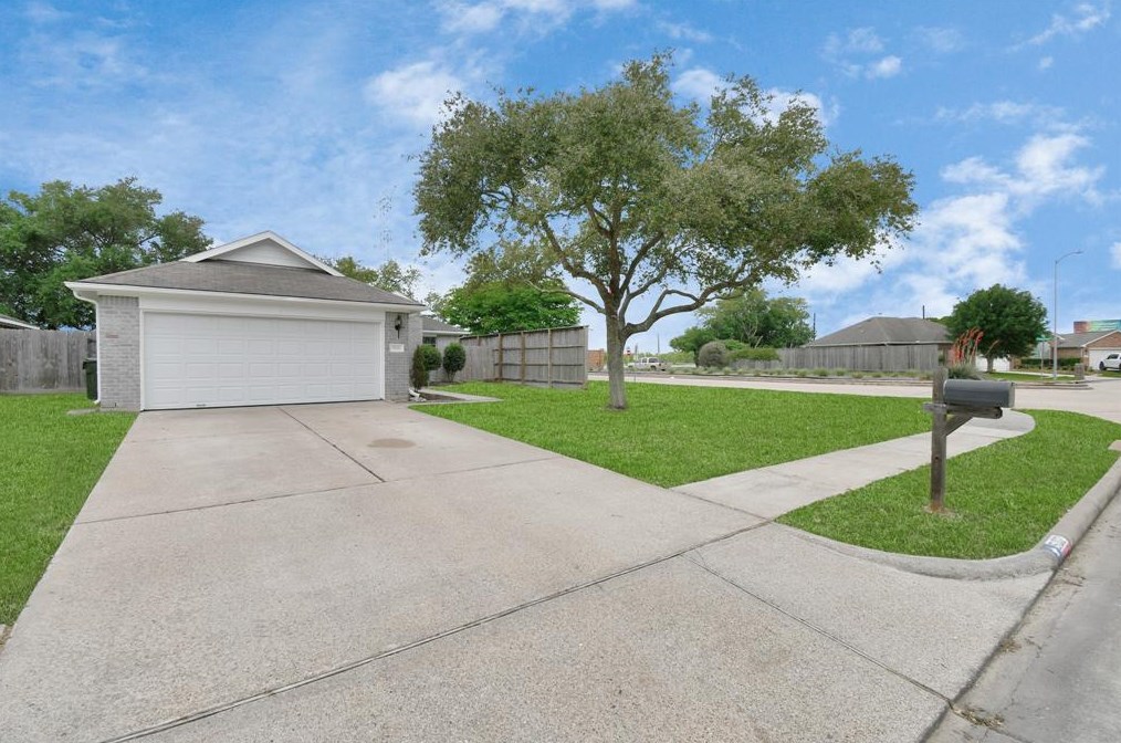 5102 Chase Park Ct, Bacliff TX  77518-2390 exterior