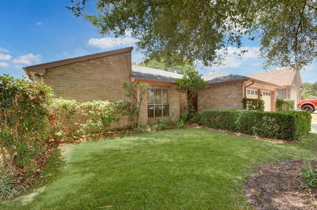 3211 Edgecreek Dr, Houston TX  77066-5508 exterior