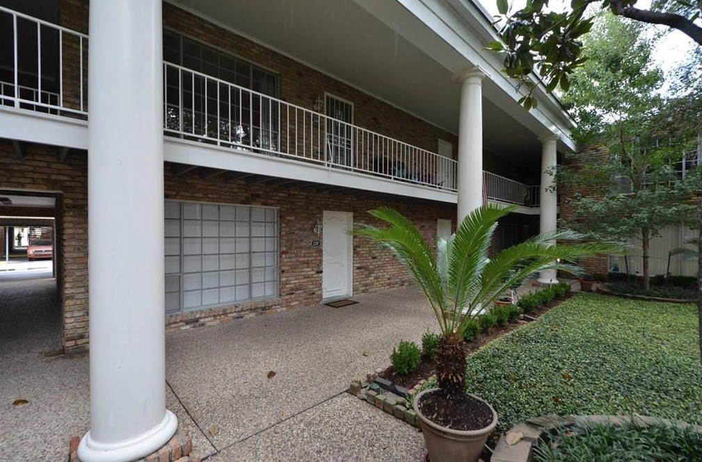 2201 Fountain View Dr, Houston TX  77057-3603 exterior
